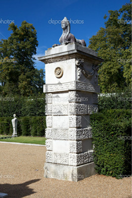 西伦敦奇斯克的Chiswick House是18世纪英国建筑上最辉煌的典范。伯灵顿的第三位伯爵从他在意大利的旅行中得到灵感,设计了这个高贵的罗马风格的别墅。图片显示的是蹲坐在Chiswick House前的狮身人面像。